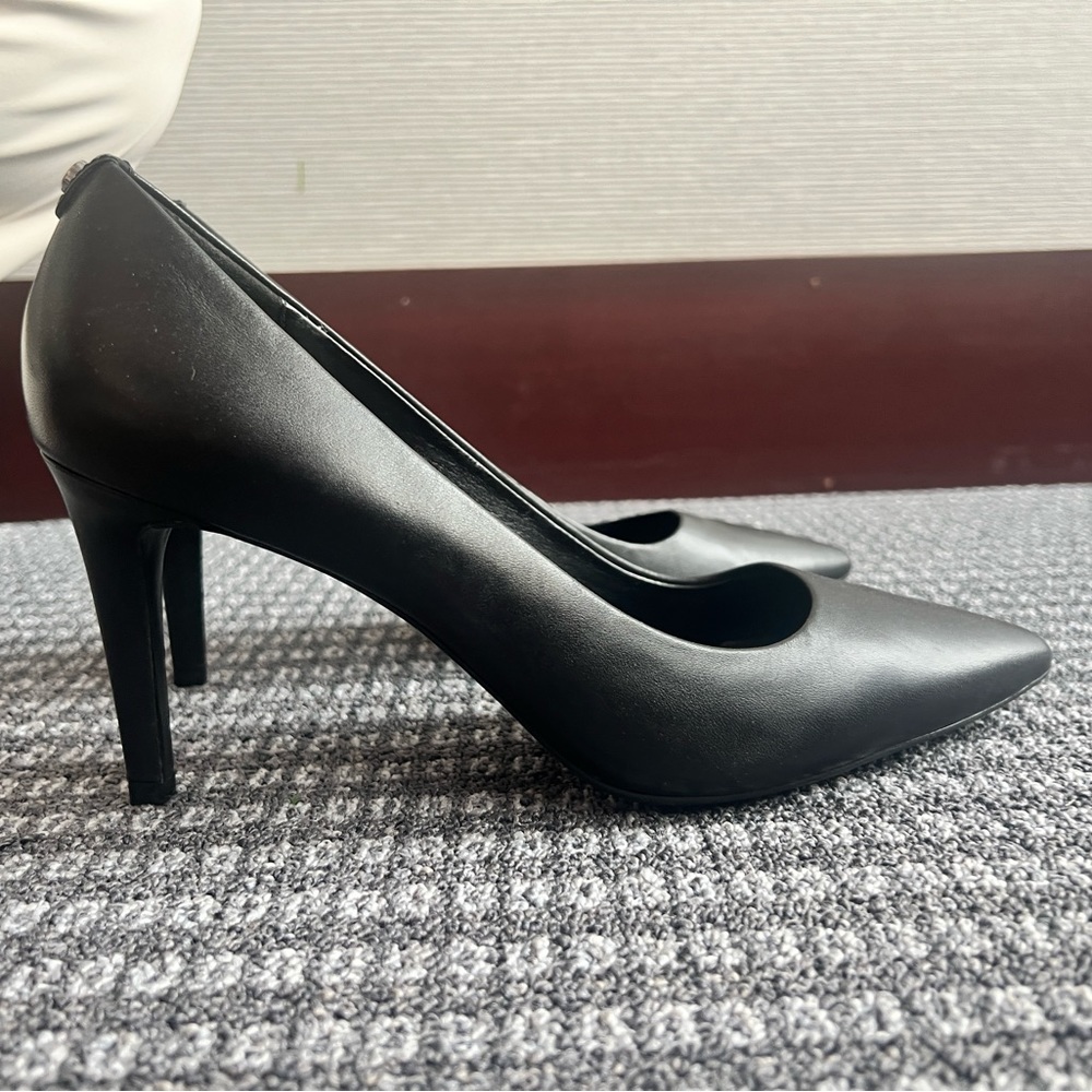 NWOT Michael Kors pumps. Never worn size 10.